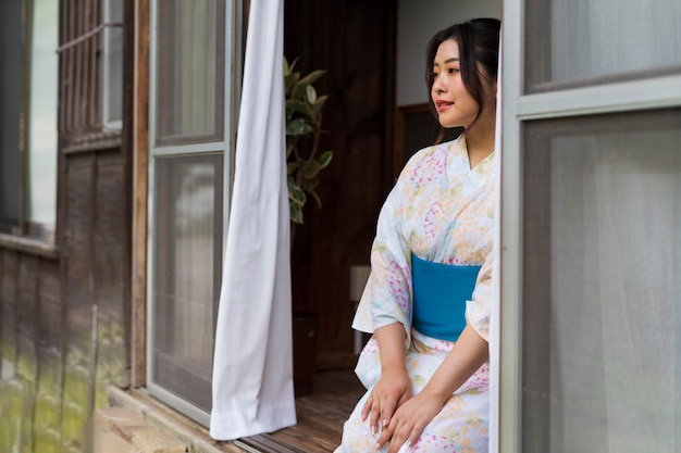 Jonge mooie Japanse vrouw die een traditionele kimono draagt