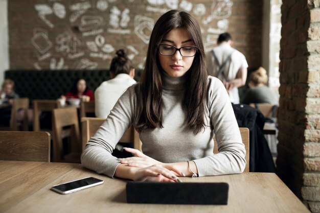 Jonge mooie koffie meisje telefoon