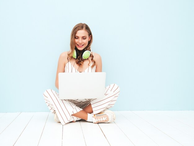 Jonge mooie lachende vrouw in trendy zomer hipster overalls kleding