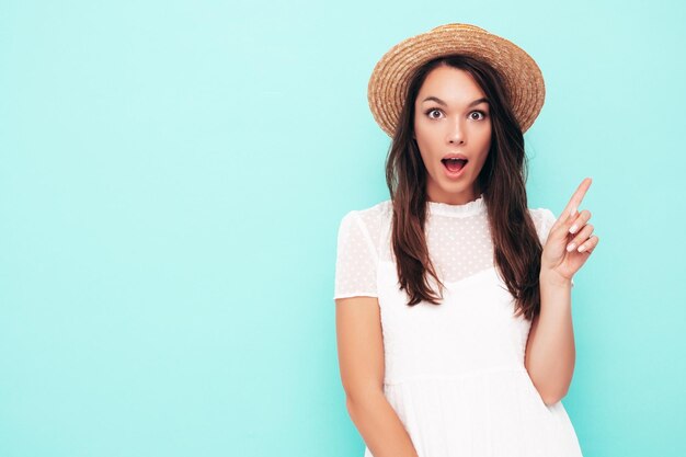 Jonge mooie lachende vrouw Sexy zorgeloze vrouw poseren in de buurt van blauwe muur in studio Positief model krijgt een goed idee in gedachten hoe het verbeteren van het project de vinger opsteekt wil klinken en gedachten uitdrukken