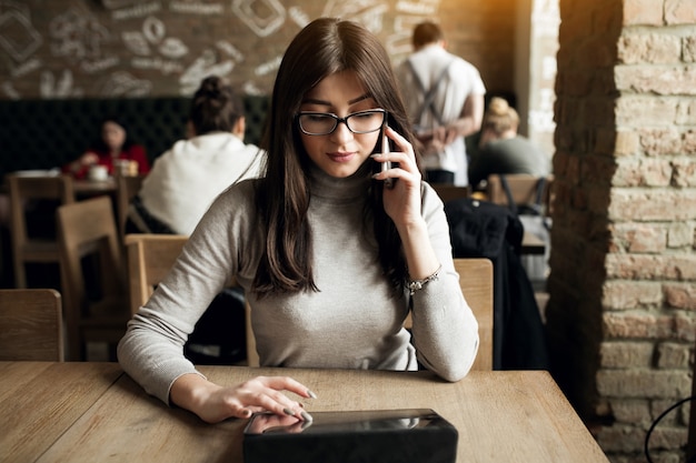 Jonge mooie meid telefoon blij