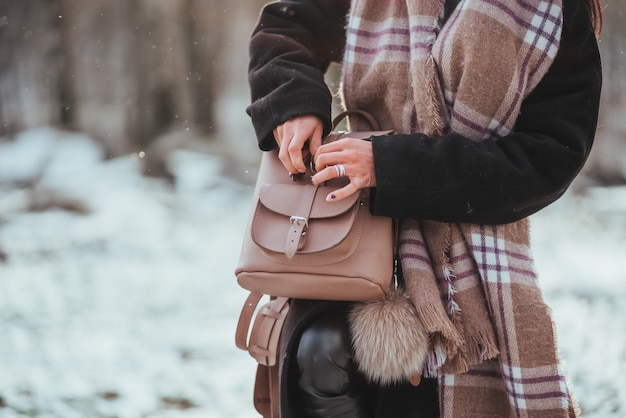 Jonge mooie model poseren in winter woud