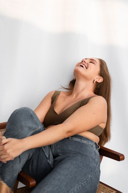 Gratis foto jonge mooie mollige vrouw die van haar lichaam houdt