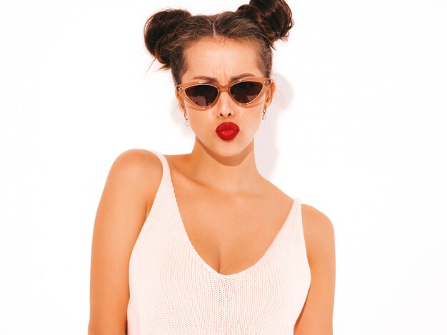 Jonge mooie sexy hipstervrouw met rode lippen in zonnebril. Maakt eendgezicht