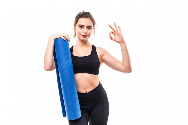 Jonge mooie sportvrouw het beoefenen van yoga in studio