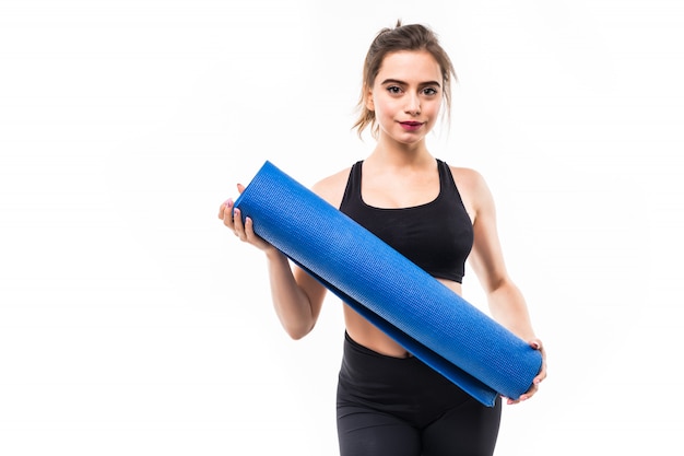 Jonge mooie sportvrouw het beoefenen van yoga op blauwe mat.