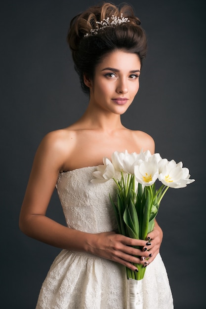 Jonge mooie stijlvolle vrouw in trouwjurk