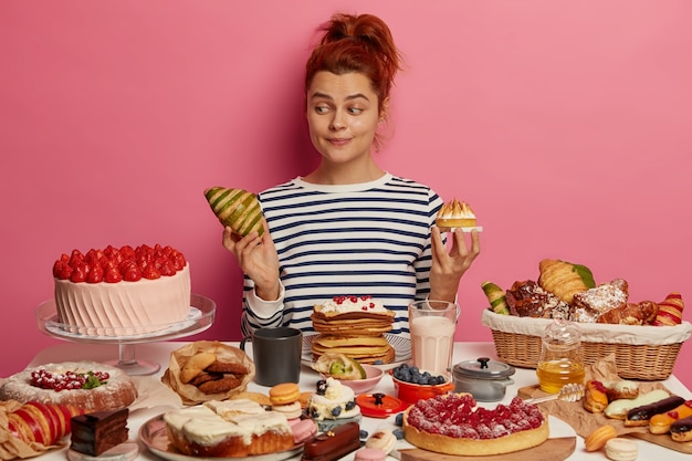 Jonge mooie vrouw die van een gezond diner geniet