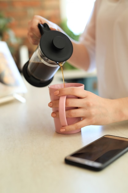 Jonge mooie vrouw, drinken koffie of thee