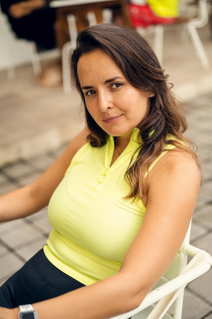 Jonge mooie vrouw drinkt koffie in een café en ontbijt met gezond voedsel in een café.