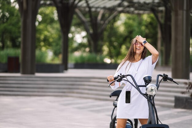 Jonge mooie vrouw en een elektrische scooter