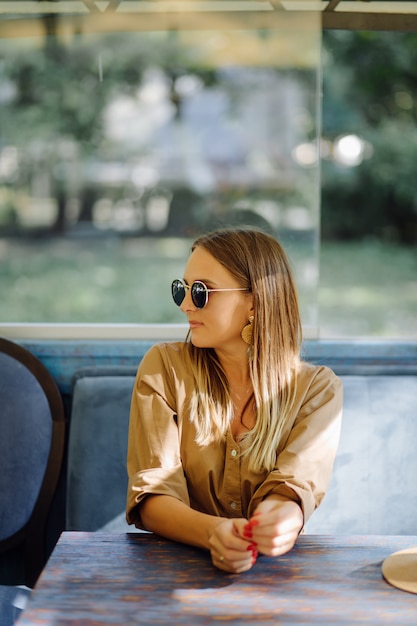 Jonge mooie vrouw in café