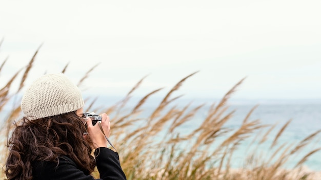 Jonge mooie vrouw in de natuur met camera