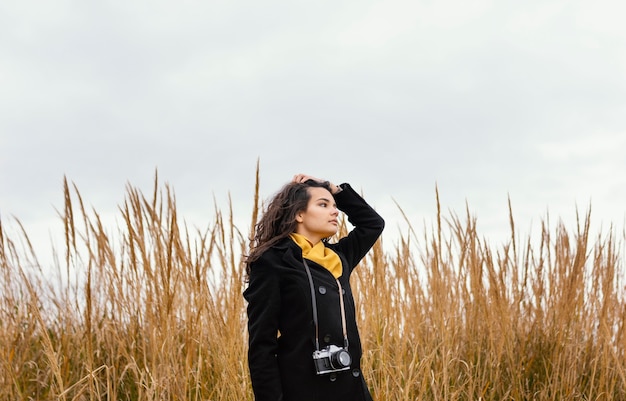 Jonge mooie vrouw in de natuur met camera