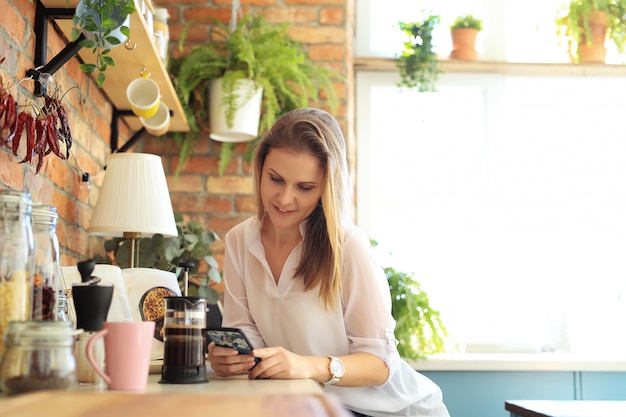 Jonge mooie vrouw koffie drinken