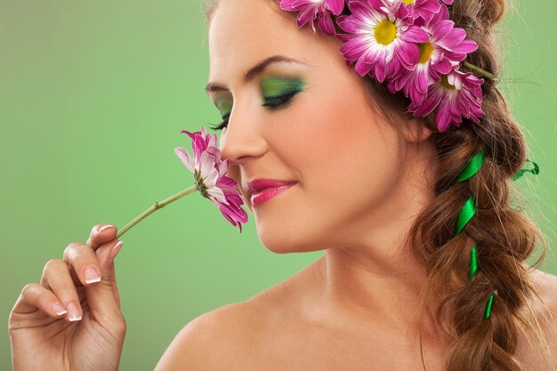 Jonge mooie vrouw met bloemen in haar