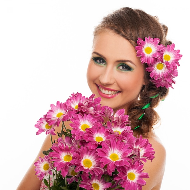 Jonge mooie vrouw met bloemen in haar