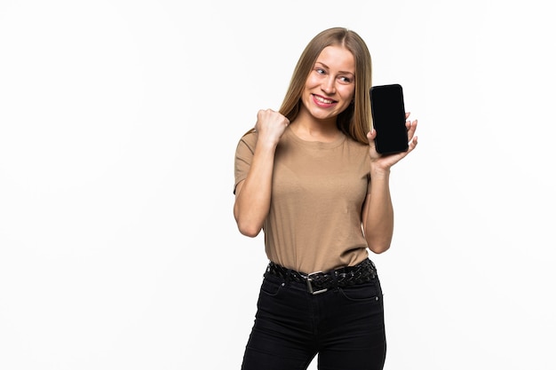 Jonge mooie vrouw met een mobiele telefoon die een overwinning viert