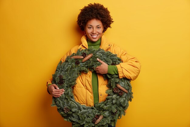 Jonge mooie vrouw met kerstversiering