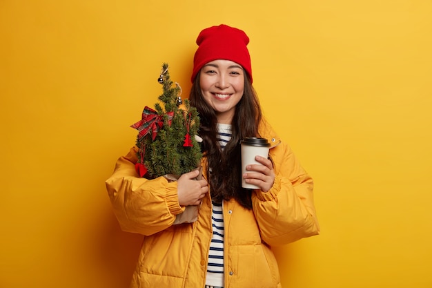 Jonge mooie vrouw met kerstversiering