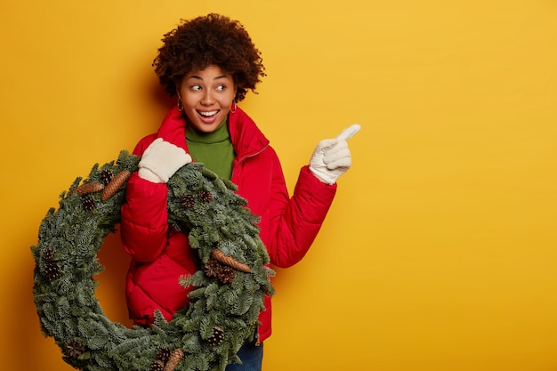 Jonge mooie vrouw met kerstversiering