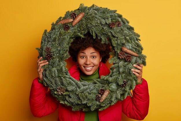 Jonge mooie vrouw met kerstversiering