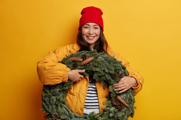 Jonge mooie vrouw met kerstversiering