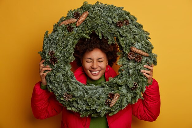 Jonge mooie vrouw met kerstversiering