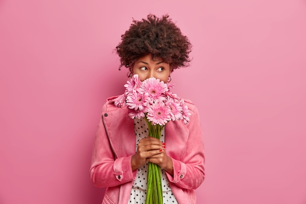 Gratis foto jonge mooie vrouw met krullend haar geïsoleerd