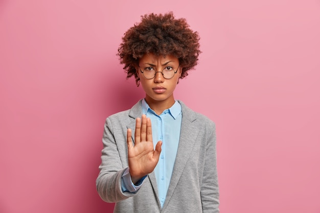 Gratis foto jonge mooie vrouw met krullend haar geïsoleerd