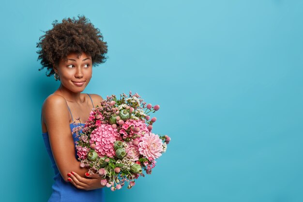 Jonge mooie vrouw met krullend haar geïsoleerd