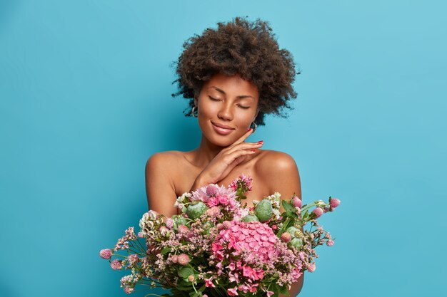 Jonge mooie vrouw met krullend haar geïsoleerd