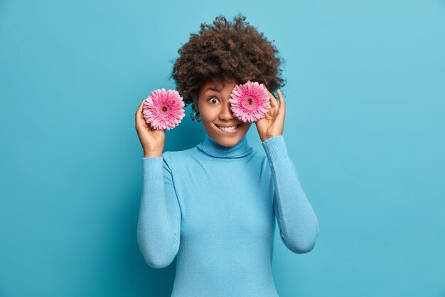 Jonge mooie vrouw met krullend haar geïsoleerd