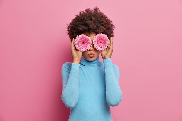 Gratis foto jonge mooie vrouw met krullend haar geïsoleerd