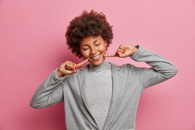 Jonge mooie vrouw met krullend haar geïsoleerd