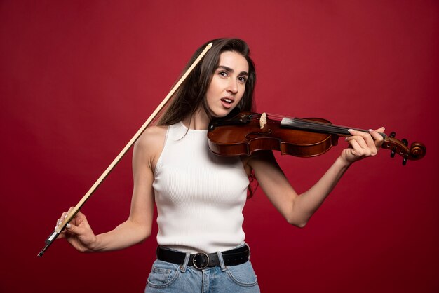 Jonge mooie vrouw poseren met een viool