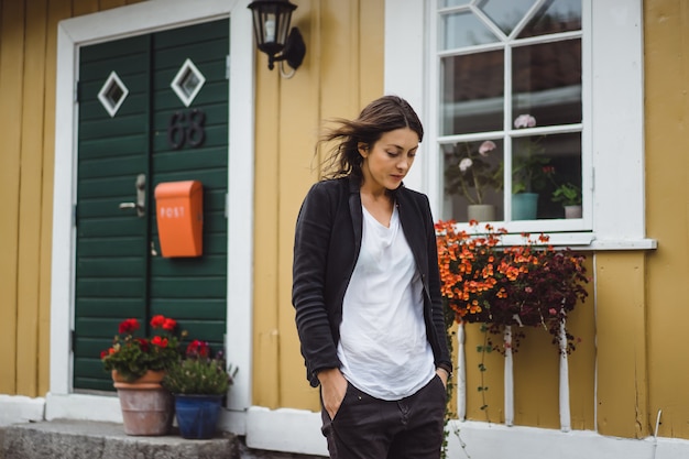 jonge mooie vrouw rondlopen