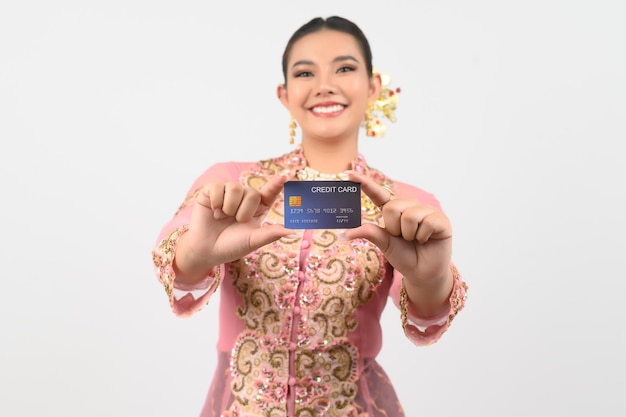 Jonge mooie vrouw verkleedt zich in de lokale cultuur in de zuidelijke regio met creditcard
