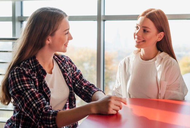 Jonge mooie vrouwen die in een kegelclub zitten