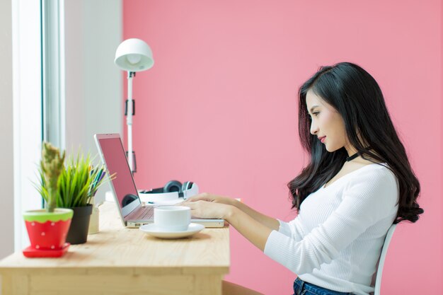 jonge mooie werken op computer bureau