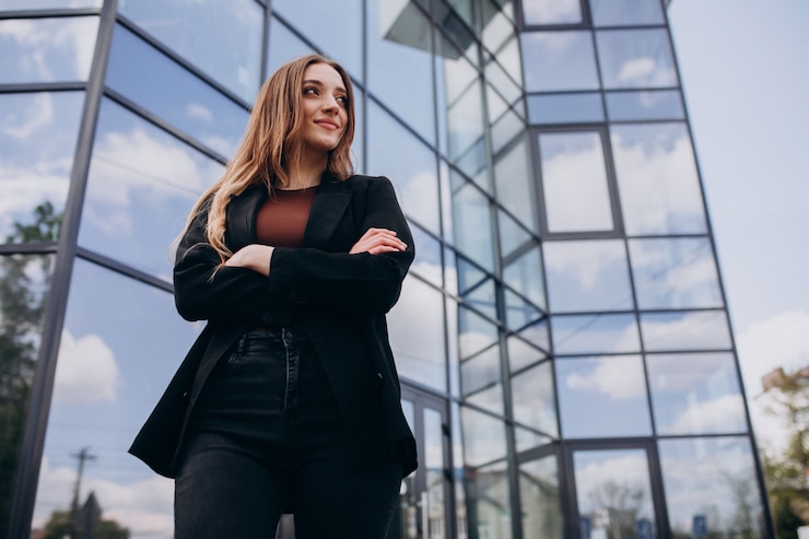 Gratis Foto jonge mooie zakenvrouw door het office center