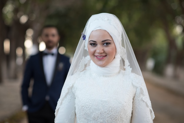 Gratis foto jonge moslim bruid en bruidegom bruiloft