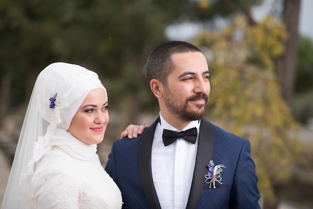 Jonge moslim bruid en bruidegom trouwfoto's