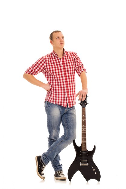 Jonge muzikant met een gitaar