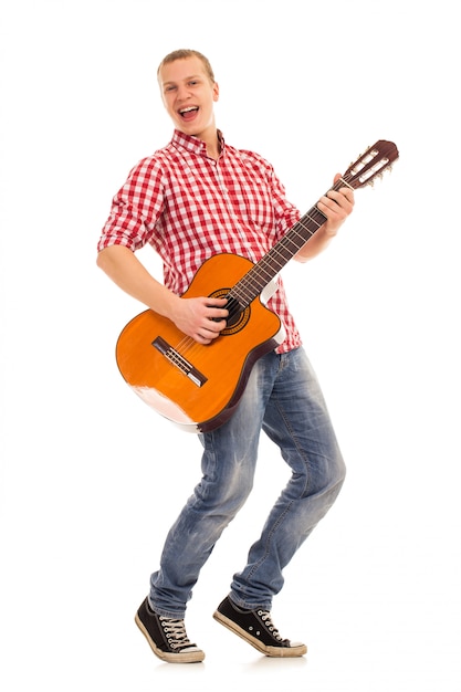 Jonge muzikant met een gitaar