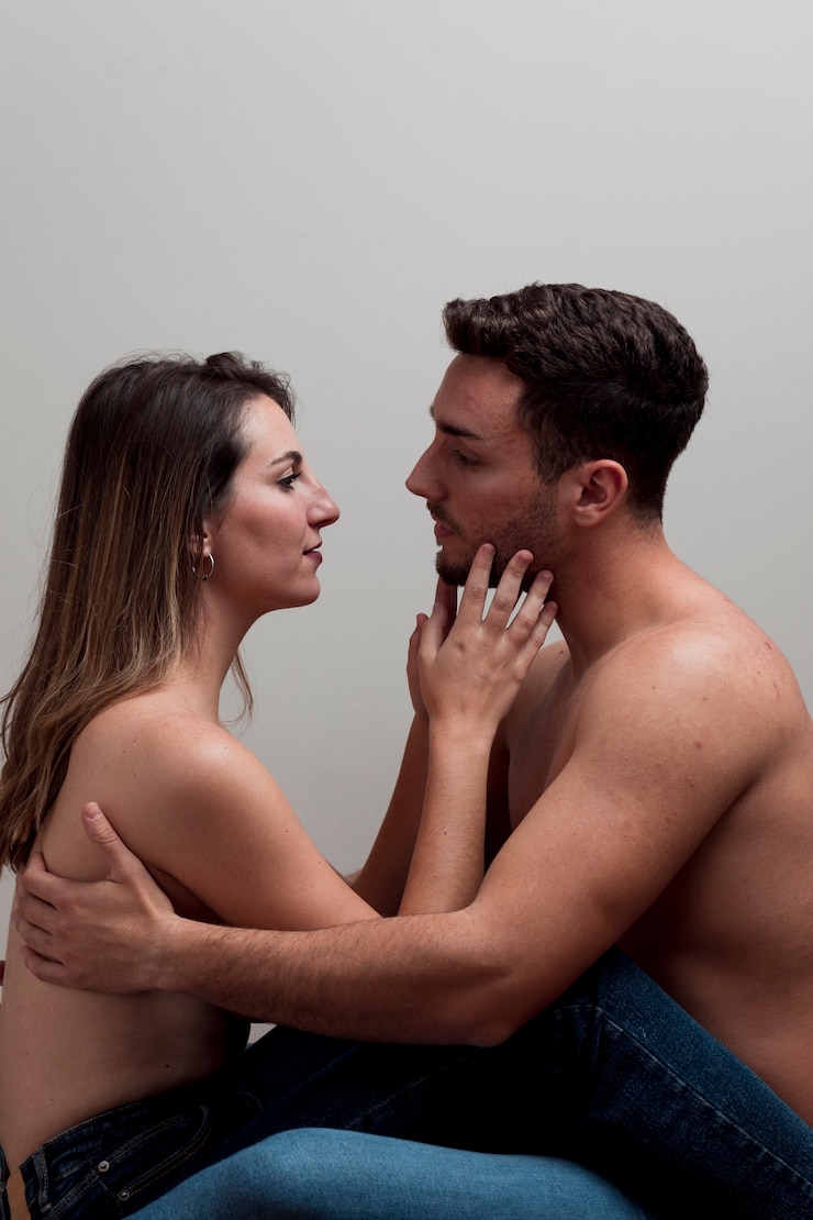 Gratis Foto jonge naakte paar omarmen