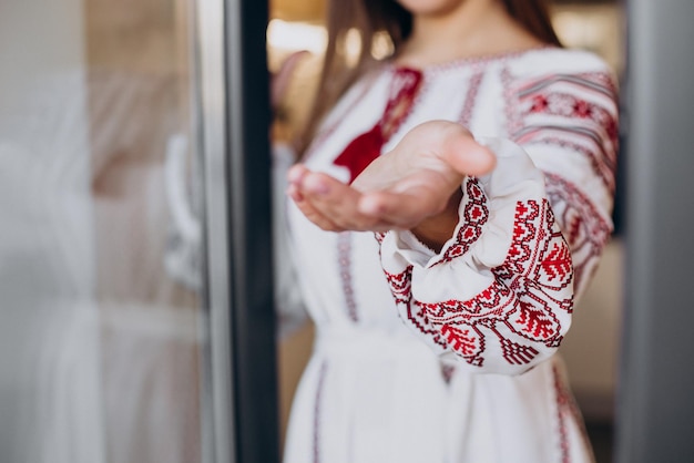 Gratis foto jonge oekraïense vrouw in traditionele vyshyvanka