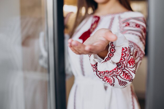 Jonge Oekraïense vrouw in traditionele vyshyvanka