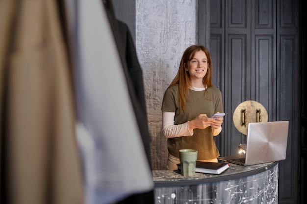 Gratis foto jonge ondernemer bereidt haar winkel voor