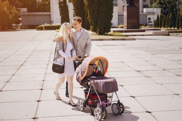 Jonge ouders lopen met hun baby